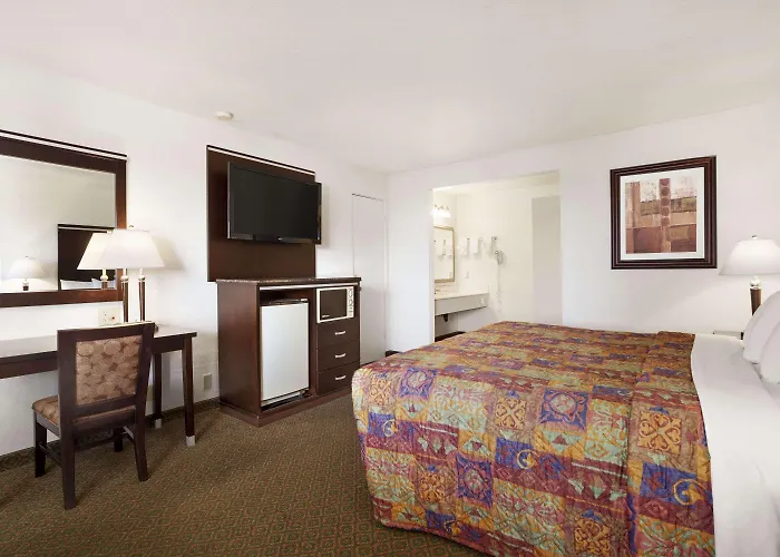 Days Inn By Wyndham Oceanside